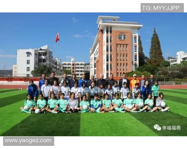 足球明星齐聚一堂合影留念展现荣耀与友谊的精彩瞬间